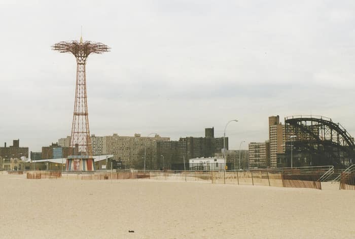 Multitud en el paseo marítimo de Coney Island durante el Desfile de las Sirenas, con la torre cerca
