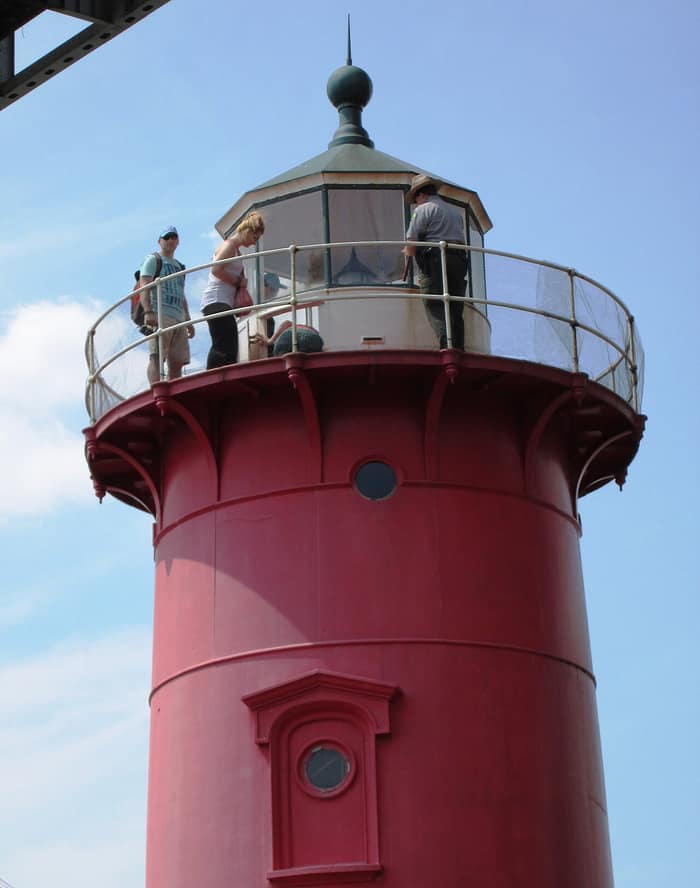 Visitantes en la galería del Little Red Lighthouse durante una visita anual en 2015