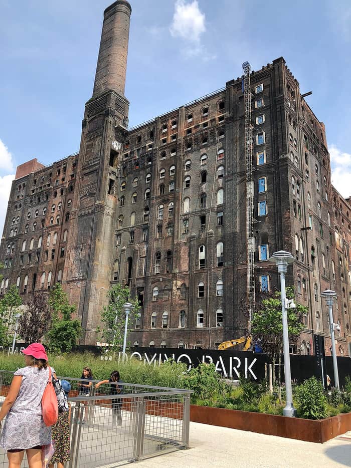 La Refinería de Azúcar Domino, en Brooklyn, en 2018, con su edificio de ladrillo
