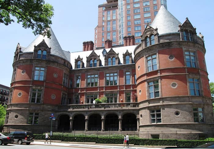 El antiguo hospital del 455 de Central Park West visto desde el este