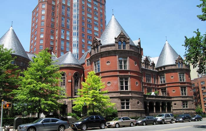 El antiguo hospital del 455 de Central Park West visto desde el sudeste