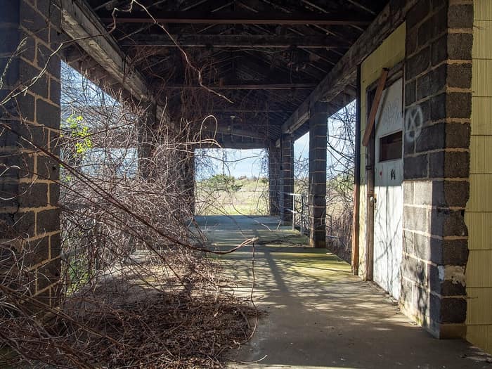 Un edificio abandonado del aeródromo Floyd Bennett, vista 3