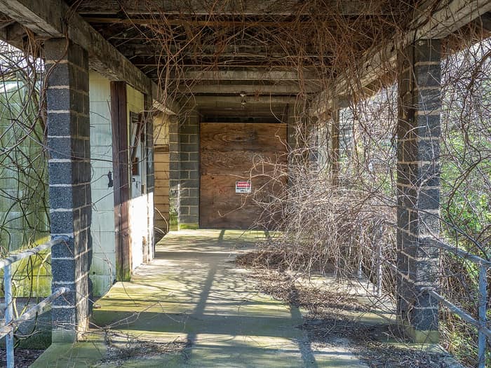 Un edificio abandonado del aeródromo Floyd Bennett, vista 1