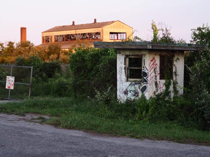 Estructuras militares abandonadas en el Fuerte Tilden, en Queens