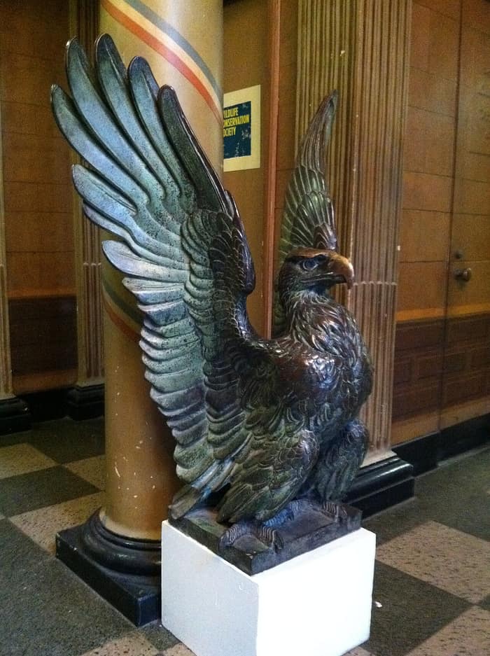 Águila de bronce de Adolph Weinman en el monumento a los mártires de los barcos para prisioneros