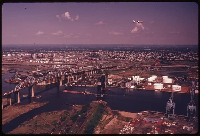El puente ferroviario levadizo vertical de Arthur Kill junto al puente Goethals