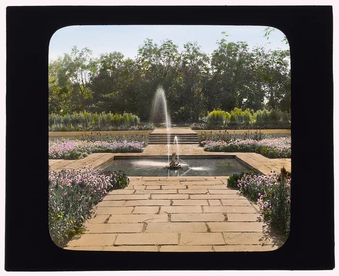 Fuente hundida en la terraza del jardín de la Mansión Bartow-Pell, fotografía histórica