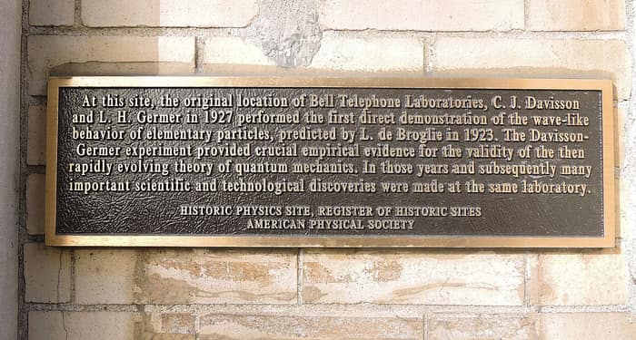 Placa de Bell Labs junto a una puerta del complejo Westbeth