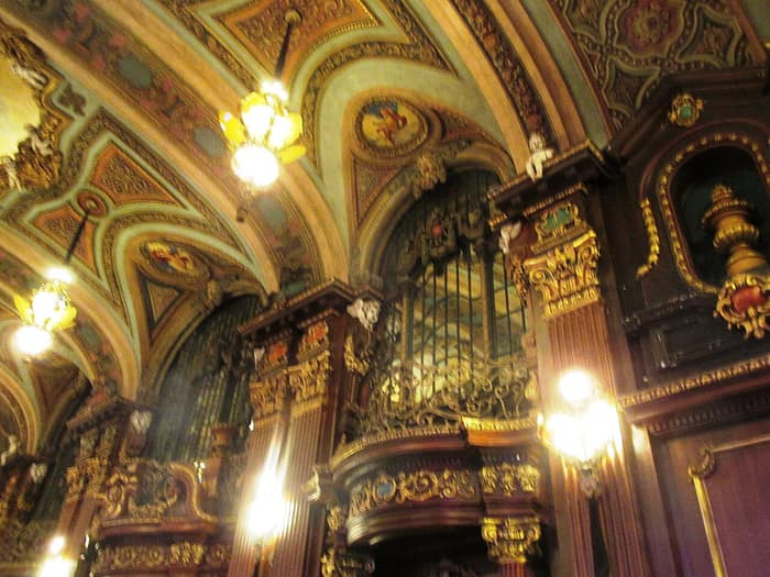 Vestíbulo del Paradise Theater, en el Bronx, durante un recorrido por el barrio