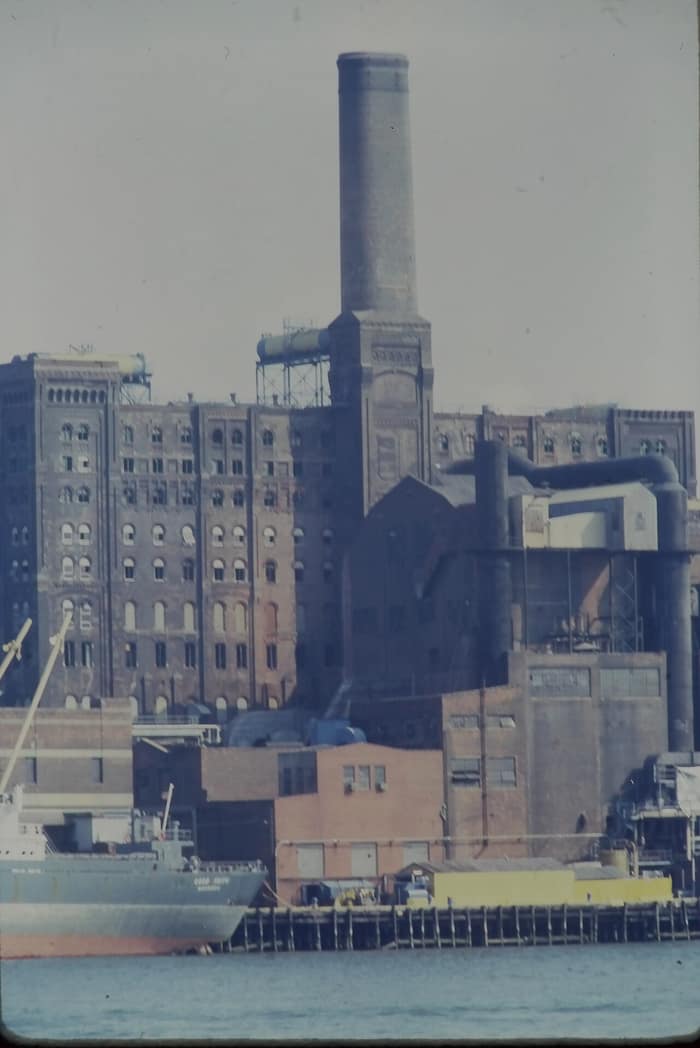 La Refinería de Azúcar Domino, en Brooklyn, vista desde el lado del East River