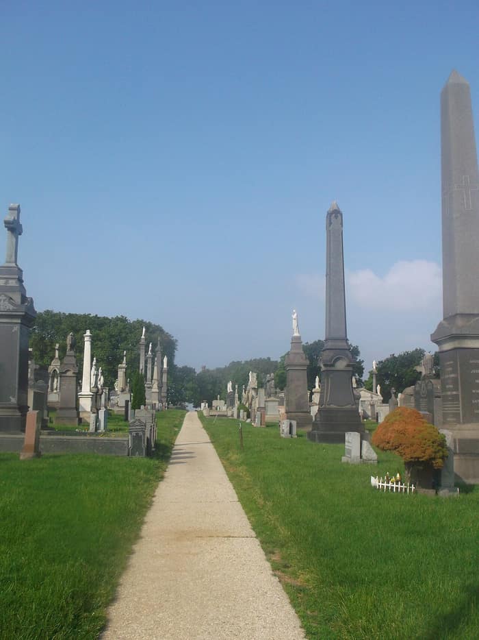 Tumbas y monumentos en el cementerio Calvary, en Queens