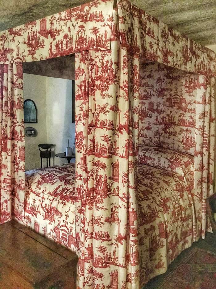 Dormitorio amueblado dentro de la Conference House, en Tottenville, Staten Island