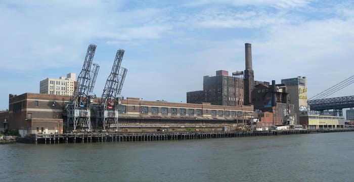 La Refinería de Azúcar Domino vista desde el norte, con el puente de Williamsburg cerca