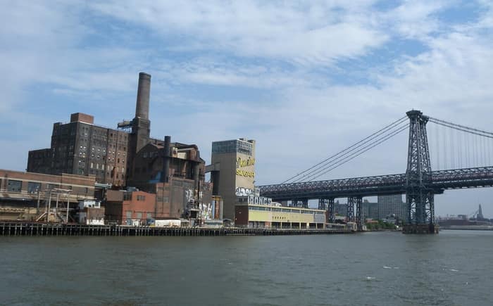 La Refinería de Azúcar Domino y el puente de Williamsburg, en Brooklyn, mirando al noroeste