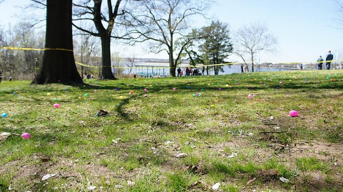 Niños participando en una búsqueda de huevos de Pascua en la Conference House