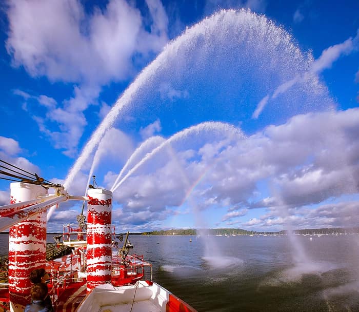 El bote de bomberos John J. Harvey en el Festival de la Ostra de Oyster Bay, en 2018
