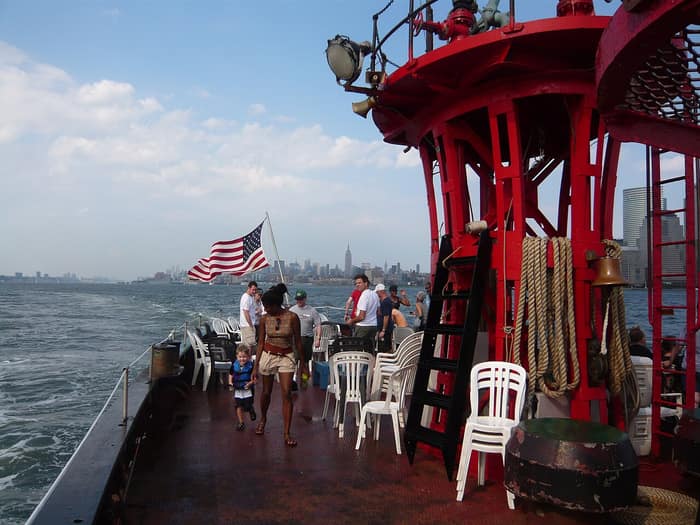 El bote de bomberos John J. Harvey sobre el agua, vista b