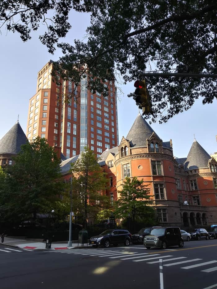 Otra vista de la fachada del antiguo New York Cancer Hospital en Central Park West