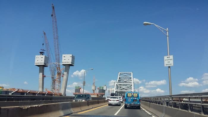 El tramo de sentido oeste del antiguo puente Goethals junto a la construcción del nuevo puente