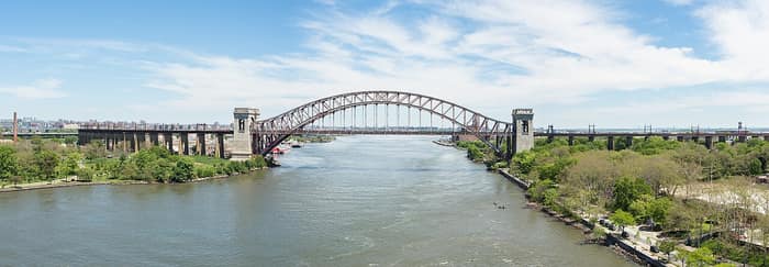 El puente Hell Gate, puente ferroviario de arco de acero sobre el East River, en Nueva York