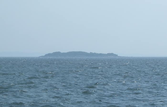 La isla Hoffman vista desde la costa de Brooklyn