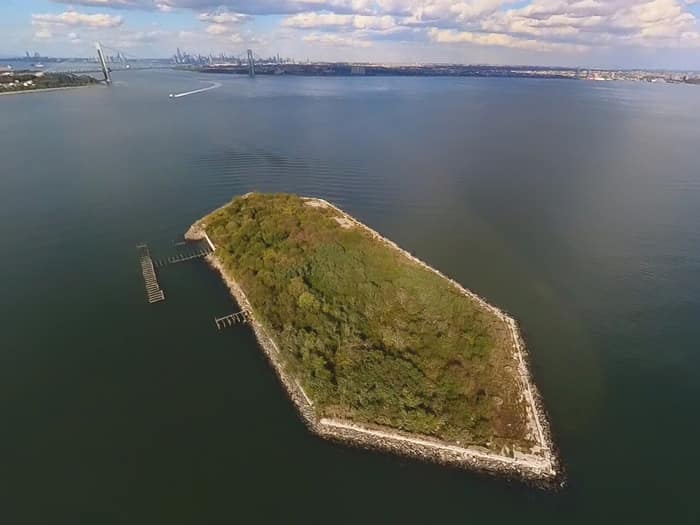 La isla Hoffman en Lower New York Bay, frente a Staten Island