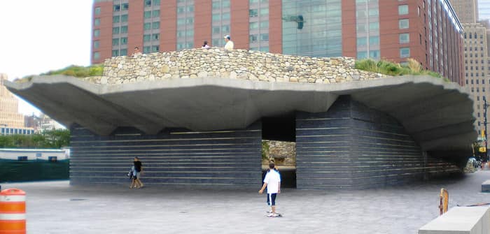La ladera cubierta de hierba y los muros de piedra del Memorial de la gran hambruna irlandesa en Battery Park City