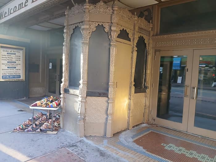Vista de una calle de Jamaica, Queens, fotografiada en noviembre de 2025 cerca del teatro
