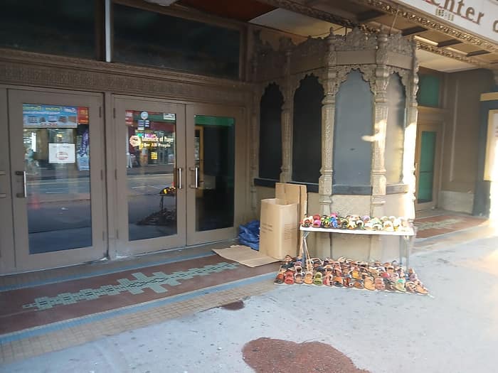 Segunda vista de una calle de Jamaica, Queens, fotografiada en noviembre de 2025 cerca del teatro