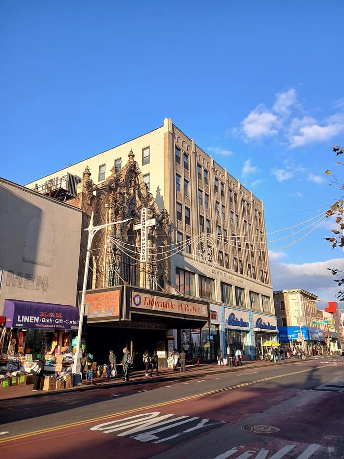 Tercera vista de una calle de Jamaica, Queens, fotografiada en noviembre de 2025 cerca del teatro