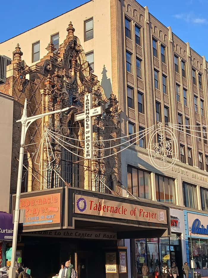 Cuarta vista de una calle de Jamaica, Queens, fotografiada en noviembre de 2025 cerca del teatro