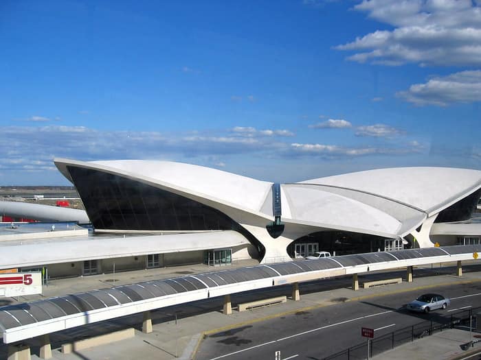 El TWA Flight Center en el aeropuerto internacional John F. Kennedy, en Queens, con su techo de hormigón en forma de alas