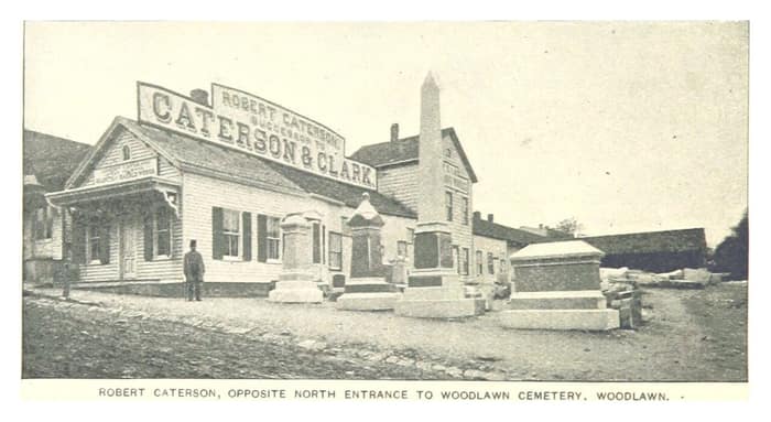 Ilustración histórica de un edificio frente a la entrada norte del Cementerio de Woodlawn