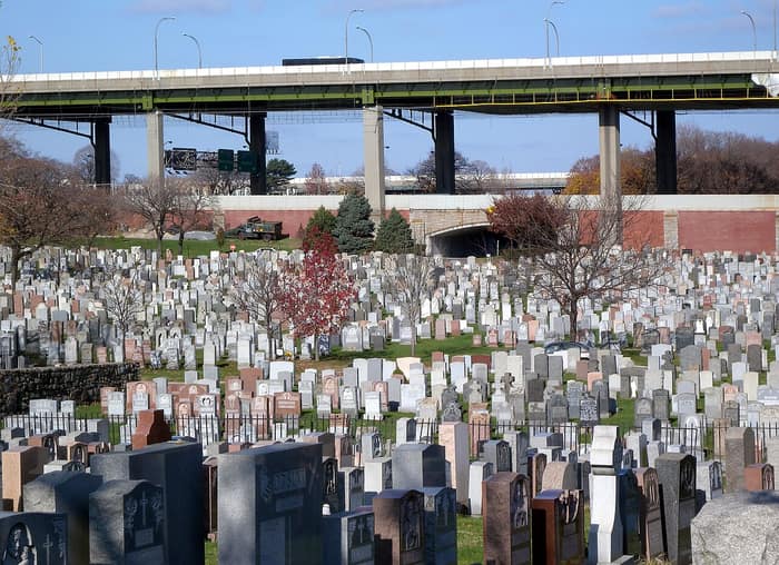 El cementerio Calvary, en Queens, visto junto a la autopista Long Island Expressway