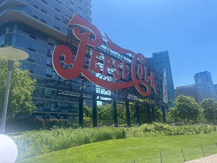 Remolcador empujando una barcaza en el East River, cerca de Long Island City