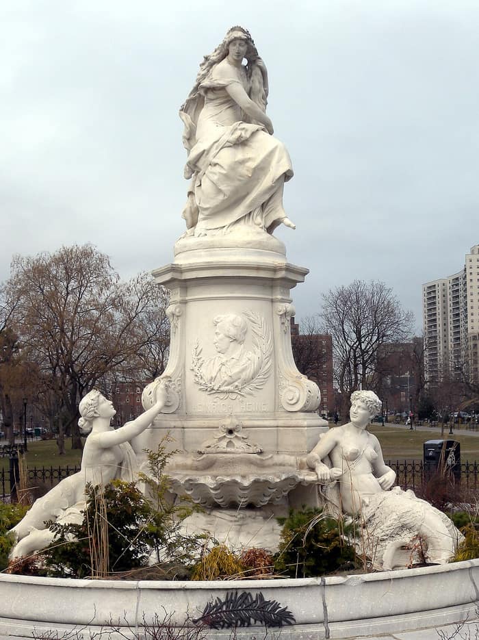 Antigua ilustración de un libro sobre monumentos a poetas alemanes