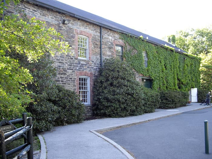 El Molino de Rapé Lorillard, un edificio de piedra junto al río Bronx