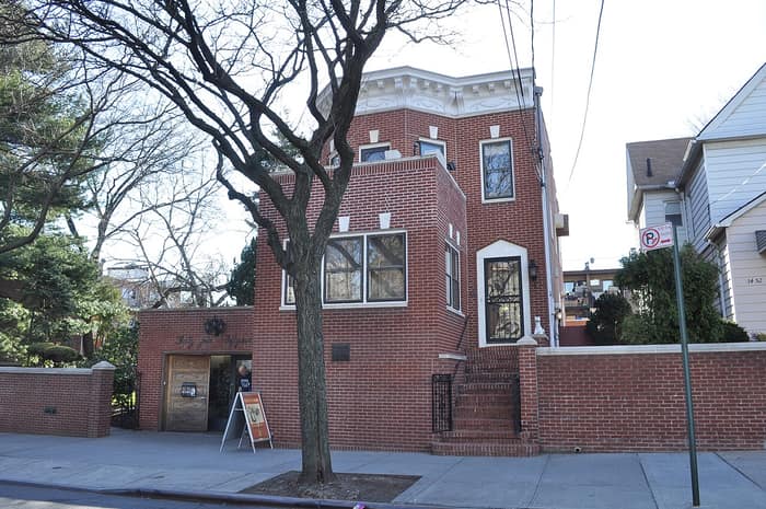 Frente de la Casa Louis Armstrong en Corona, Queens