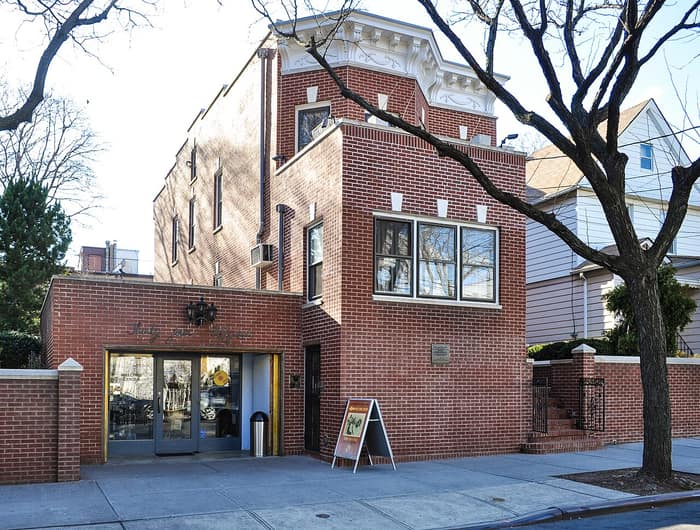 Detalle de la Casa Louis Armstrong, una casa de ladrillo en Queens