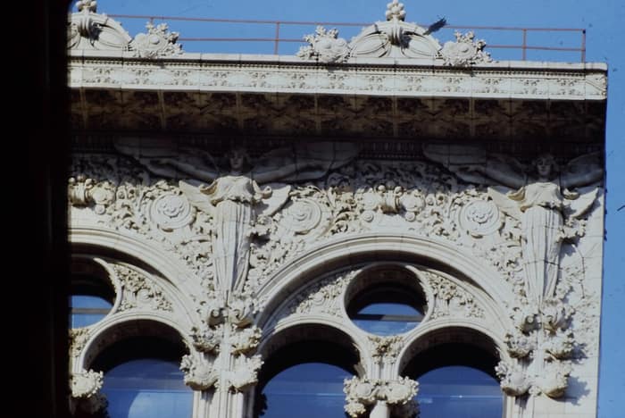 Detalle ornamental de terracota cerca de la parte alta del Edificio Bayard-Condict, vista D
