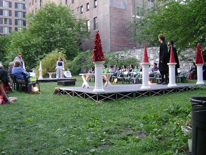 Escena en el interior del New York Marble Cemetery titulada “All the World’s a Grave”