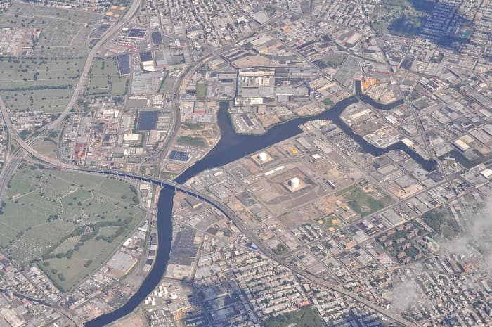 Vista aérea de Newtown Creek, en Queens, el curso de agua junto al cementerio Calvary