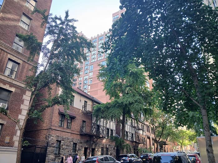 Tercera vista de las casas de Pomander Walk, junio de 2026