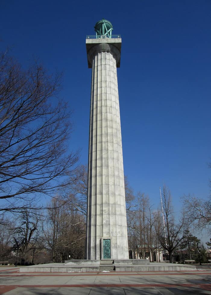La columna del Monumento a los mártires de barcos para prisioneros vista desde el suroeste, en Fort Greene Park