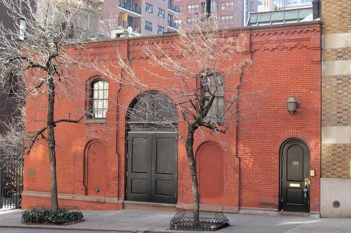 Sniffen Court 1, en 150 East 36th Street