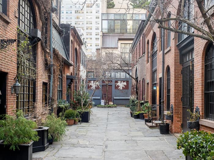 Vista de las caballerizas de ladrillo a lo largo de Sniffen Court, en Manhattan
