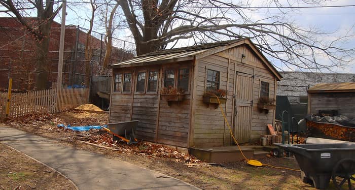 Visitantes en un recorrido por la Casa Wyckoff en Brooklyn, primera vista
