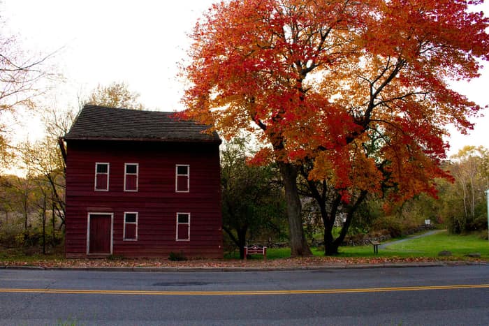 Otra vista de la Casa del Voorlezer, la casa de armazón de madera de influencia holandesa en Staten Island